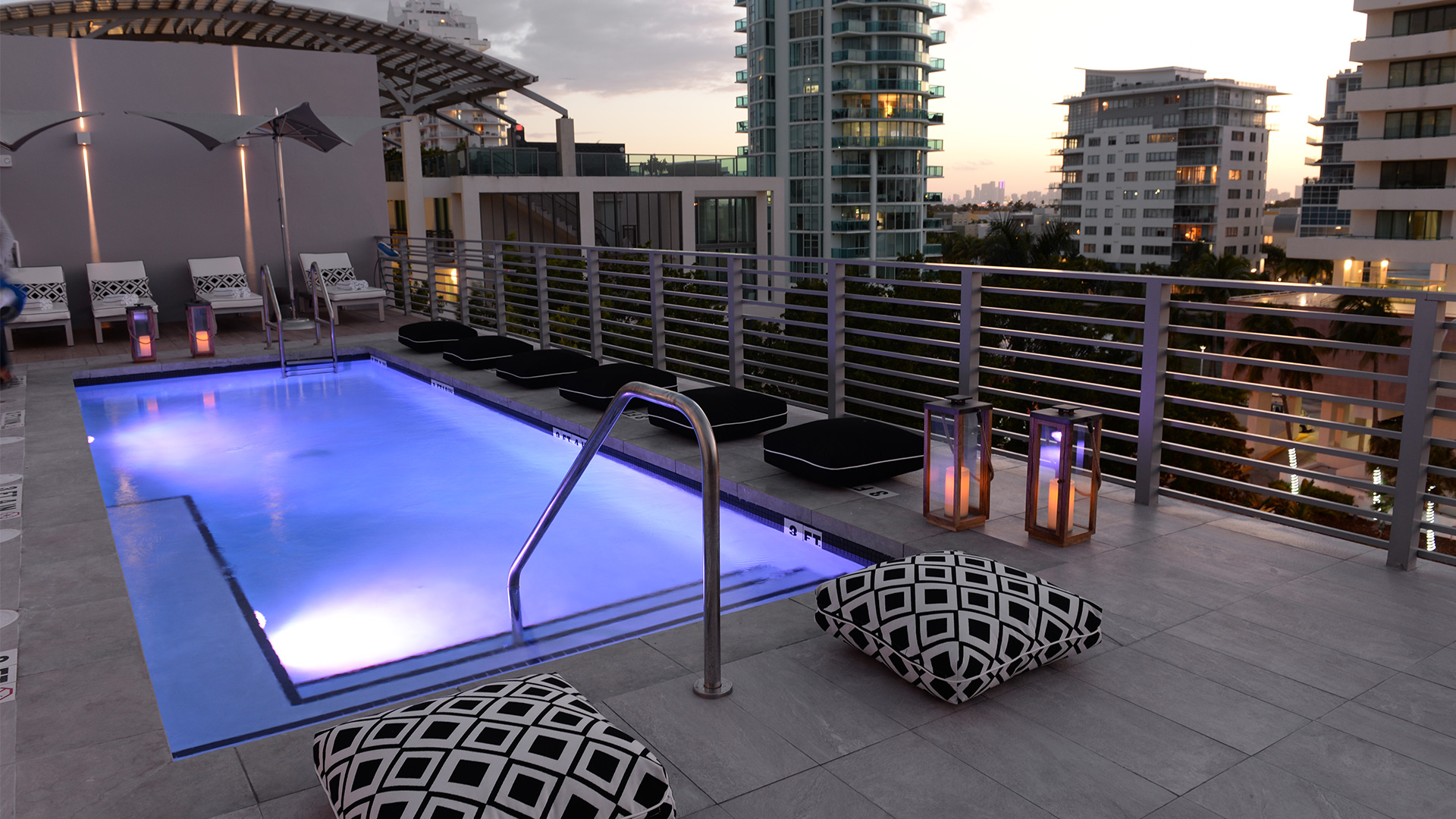 Penthouse oceanside studio with balcony-7